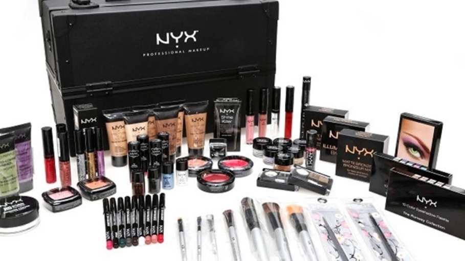 Selling cosmetics in Karaj