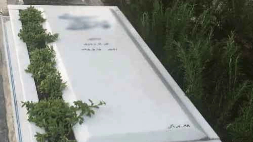 شاهد القبر في بشت الزهراء