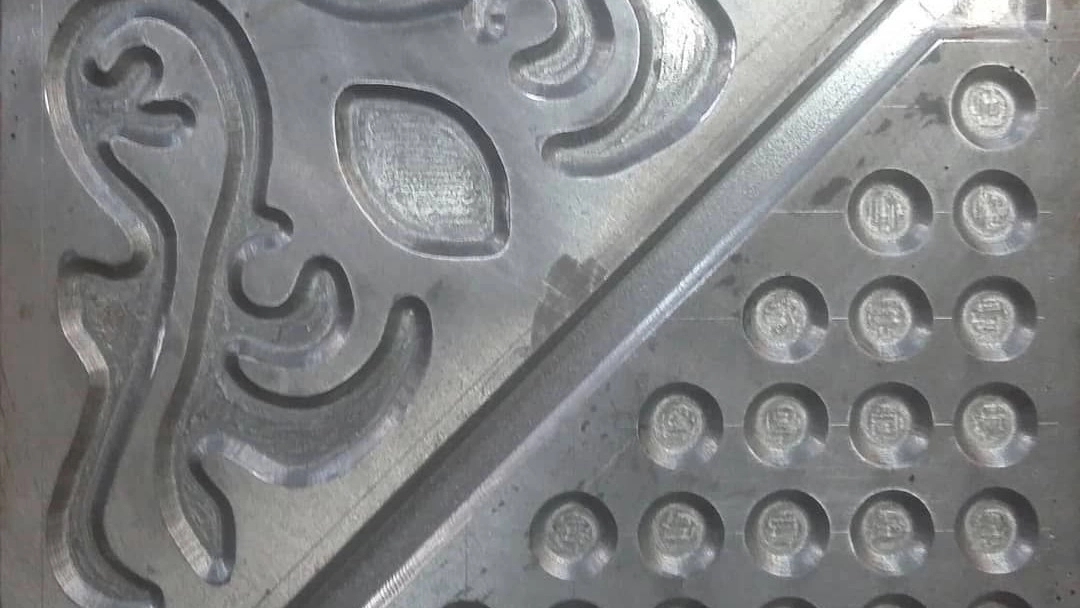 Mosaic molding of steel yard plate: its benefits compared to other materials