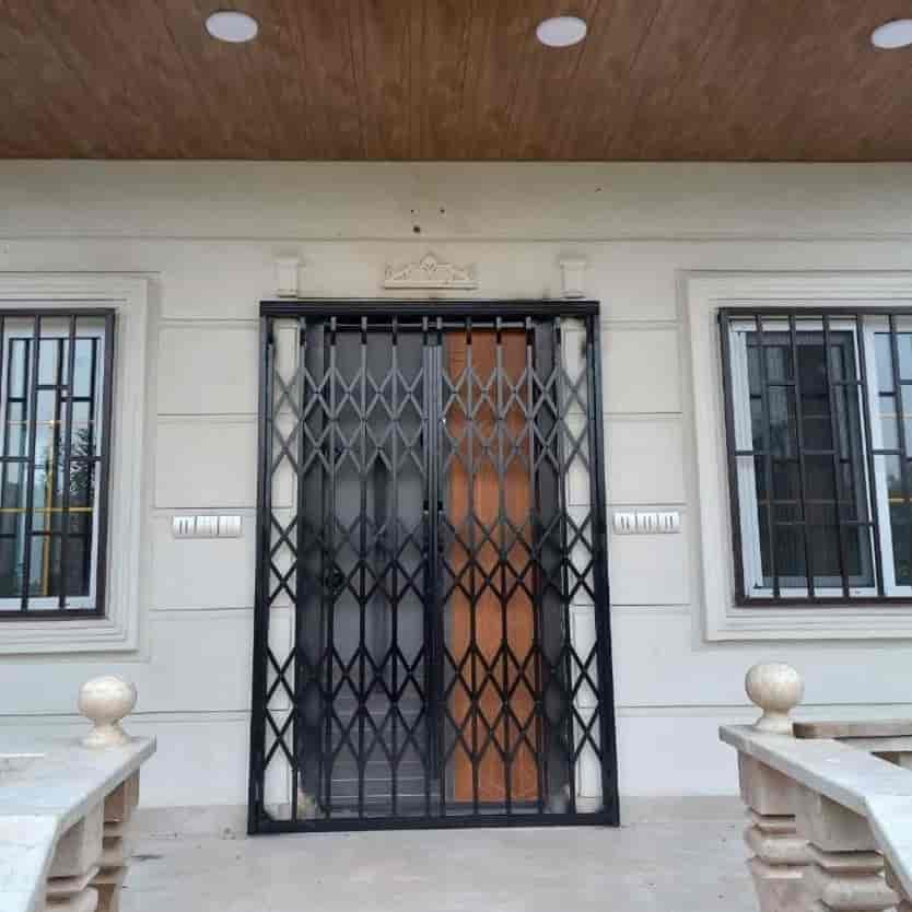 Accordion door with three flowers design