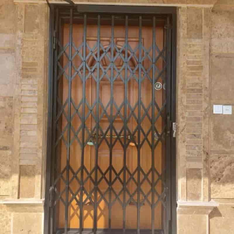 Accordion door with 3 flowers design