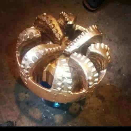 PDC drill head for drilling hard rock and metal rock