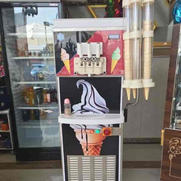 Ice cream machine with colored edge funnel, Italian engine