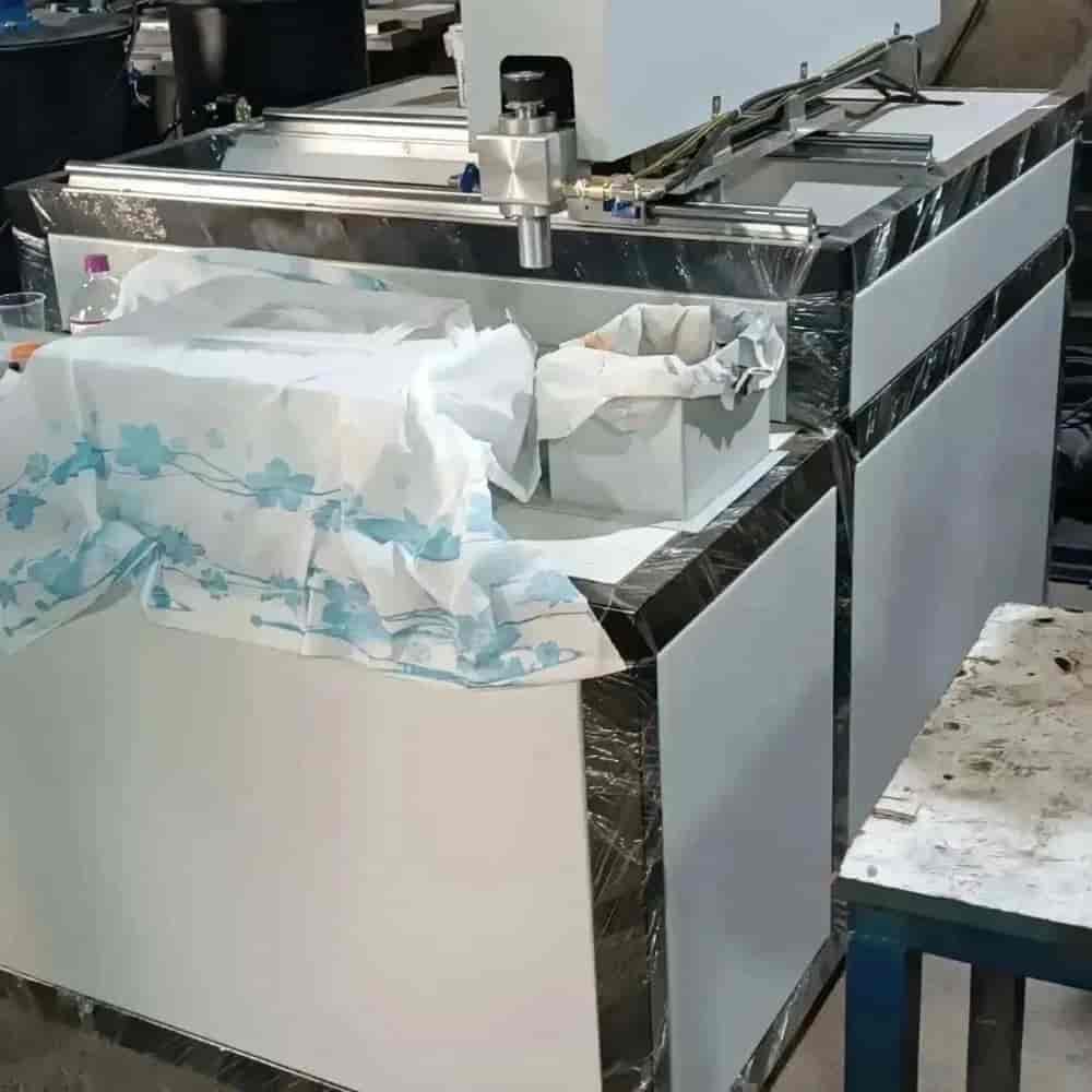 Automatic lace cutting machine