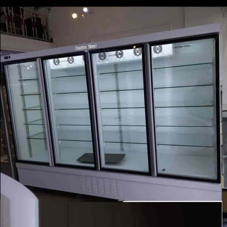 Refrigerator with 4 diamond doors