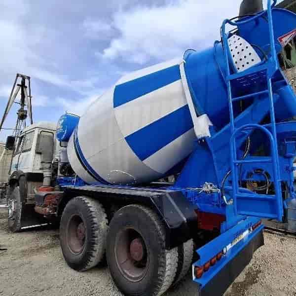 Mixer trolley with a loading volume of 6 to 12 cubic meters