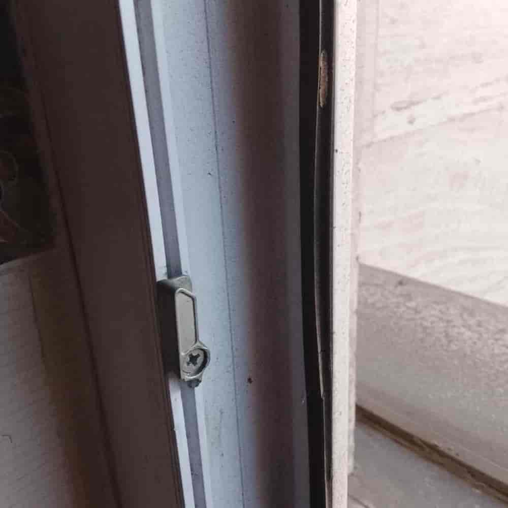 استبدال باب زاماك المكسور ونافذة الزجاج المزدوج