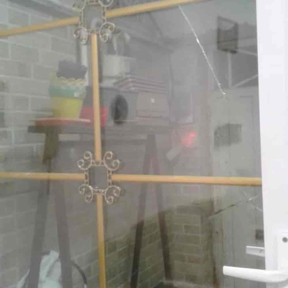 استبدال الزجاج المكسور في الأبواب والنوافذ ذات الألواح المزدوجة