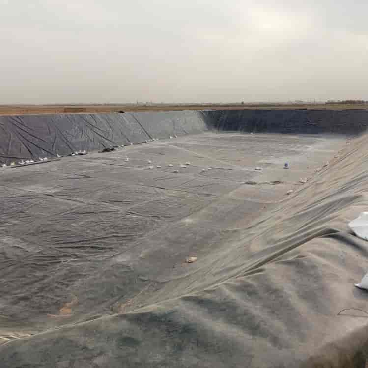 Varamin'de 6.000 metrelik geomembran havuzu inşaatı