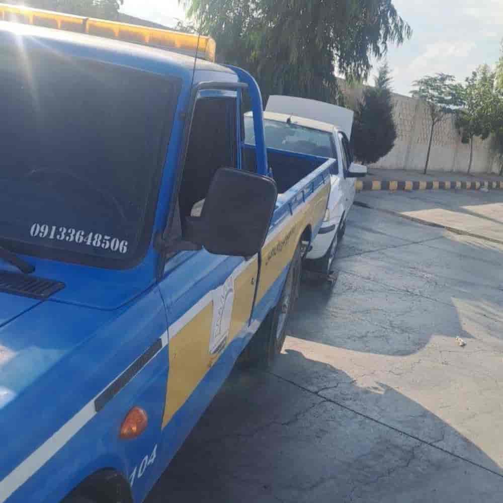 Transporting stranded cars by Pourasgari rescue service in Kashan Natanz freeway