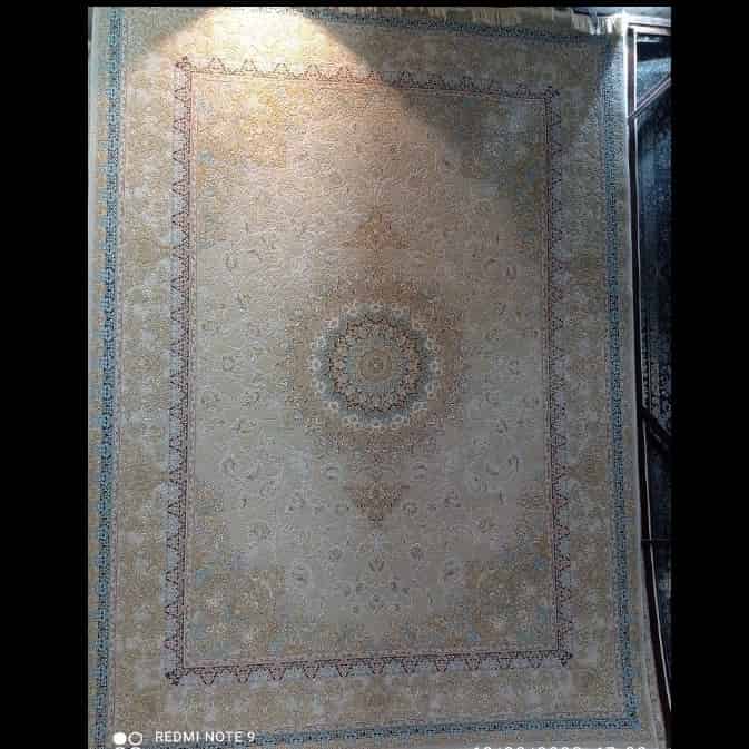 سجادة ذهبية بتصميم زهور منقوشة