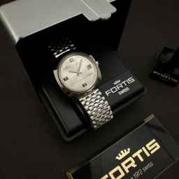 Iran Forty, buying and selling Swiss men's wrist watches in Isfahan