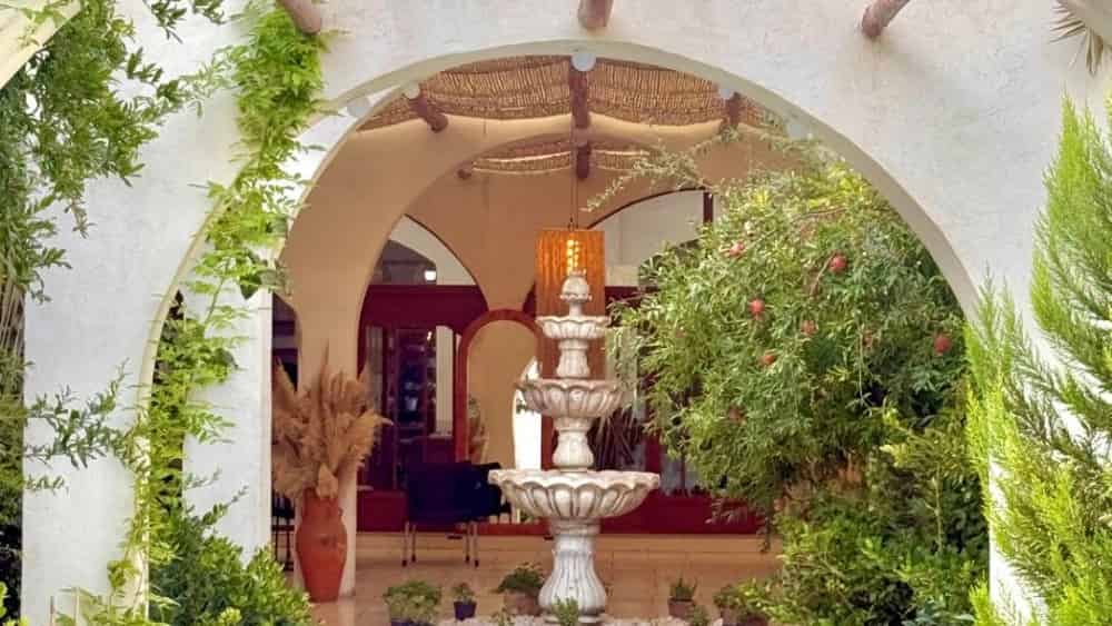Sirjan'da şık atmosfere sahip kafe restoran
