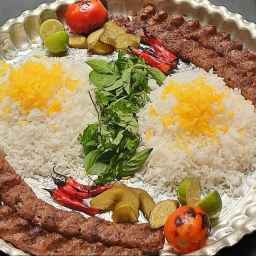 Kermanşah sahnesindeki Bidserukh Safarabadi restoranı ve hediyelik eşya dükkanı