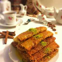 Selling homemade and local Top Cook dried noodles in Rasht