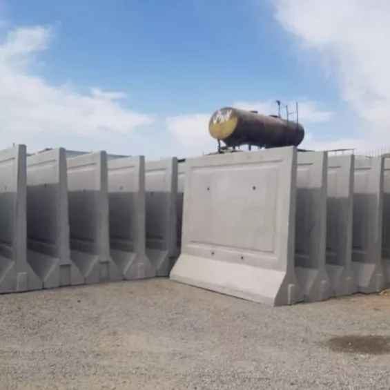 Self-standing concrete wall