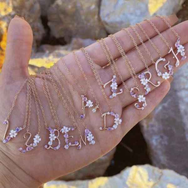 المعلقات والقلائد