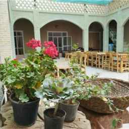 Shabaz traditional residence and restaurant in Varzaneh, Isfahan