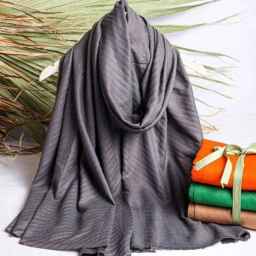 Selling all kinds of Taheri cashmere shawls and scarves in Isfahan