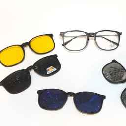 Sale of men's and women's medical and sun glasses of Zainal Nejad in Khoi