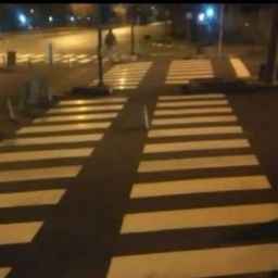 İsfahan'daki Momzai'nin trafik renkleri ve sokak çizgileri