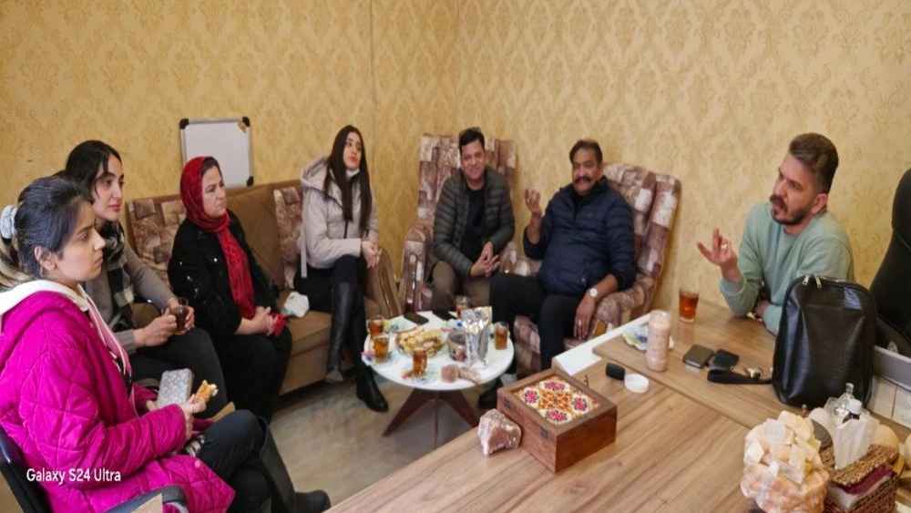 Meeting with Indian businessmen to sell pink salt