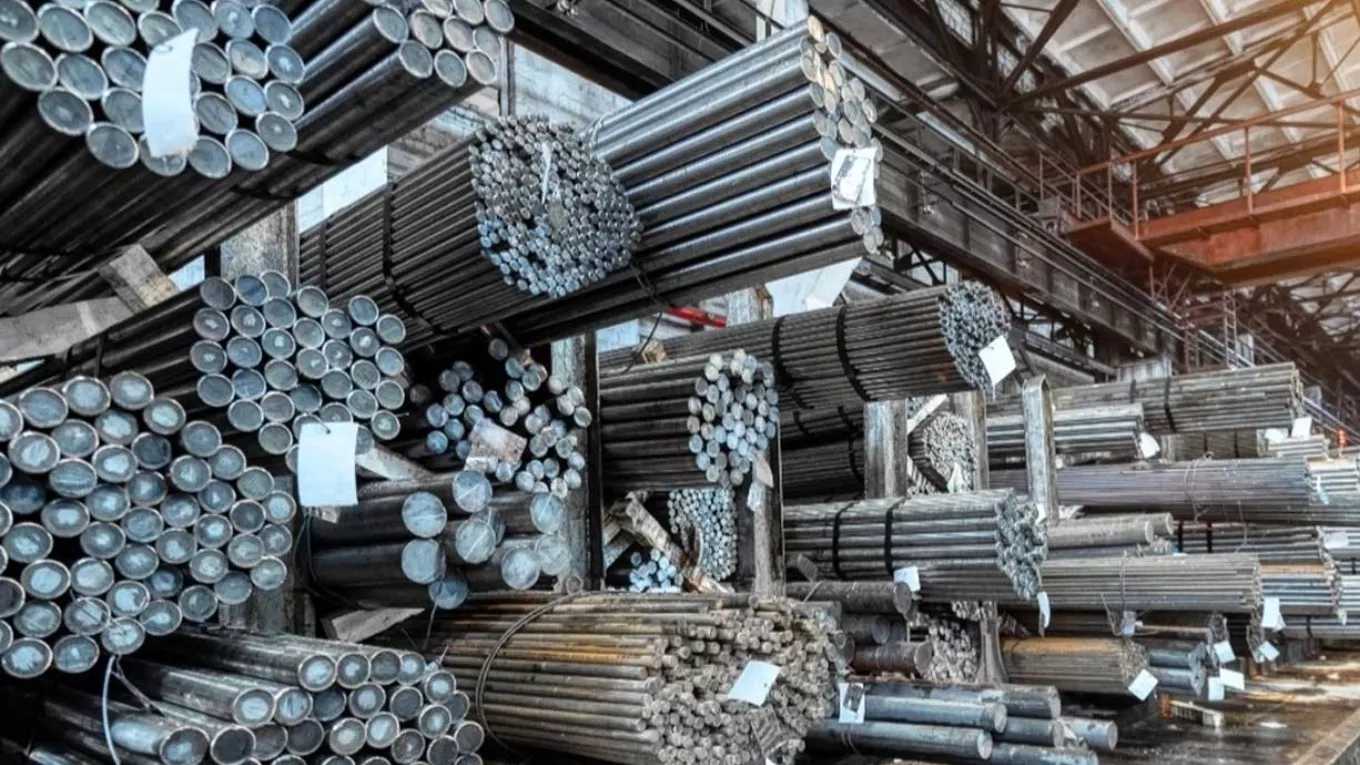 بيع وشراء الحديد المستعمل من قبل الإخوة عازار في رشت