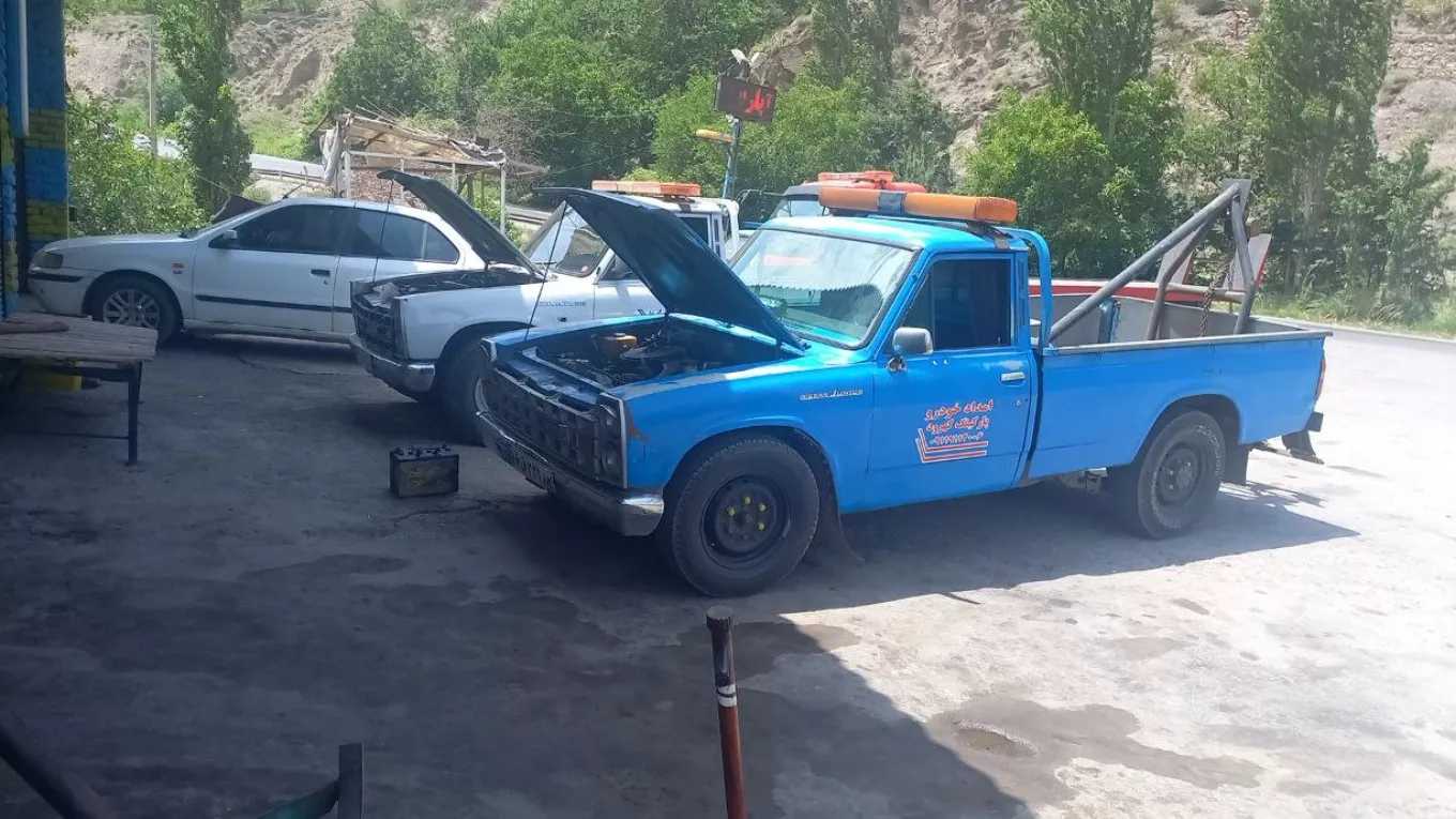 Tow truck and ambulance on Haraz Ghaem Road in Mazandaran 09119112006