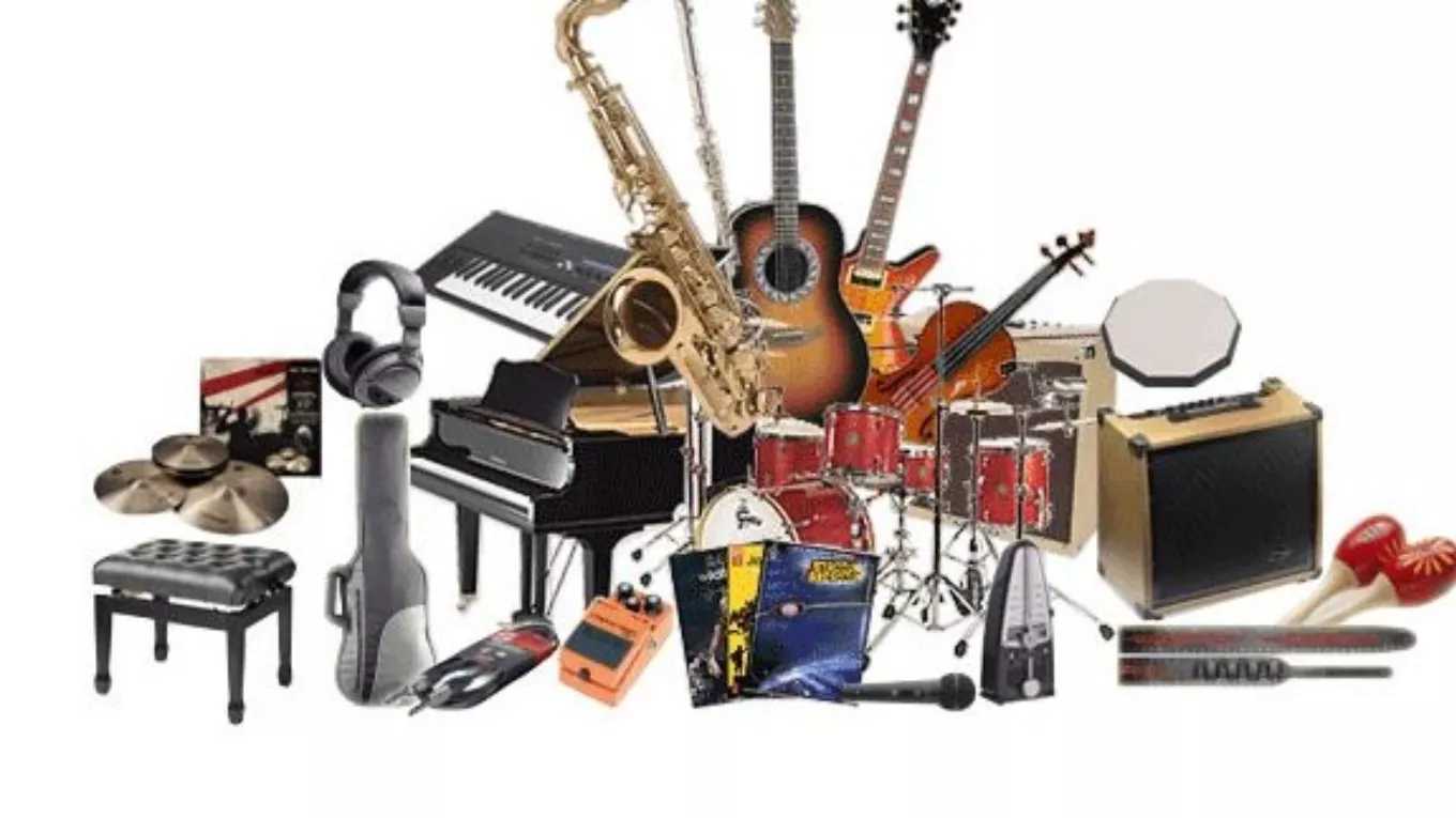 Tahran'da müzik aletleri ve dekoratif taş aletler
