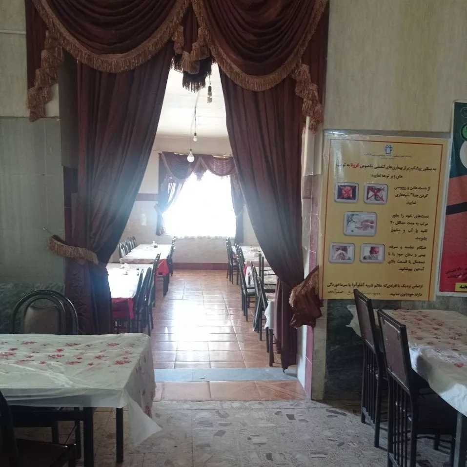 فضای رستوران بید سرخ صفرآبادی