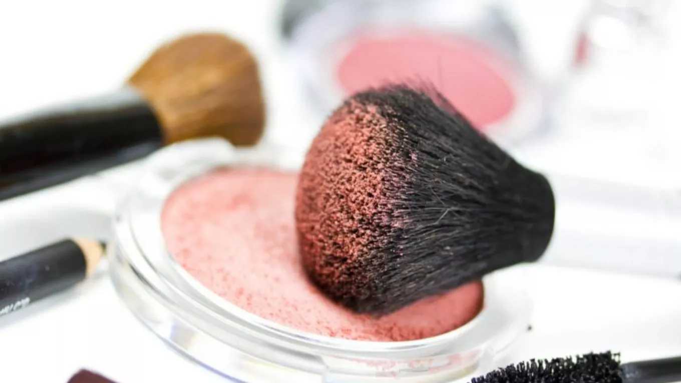 رژ گونه چیست؟