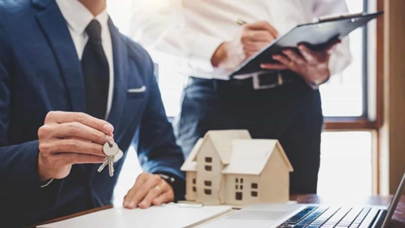 What are the characteristics of a professional real estate expert?