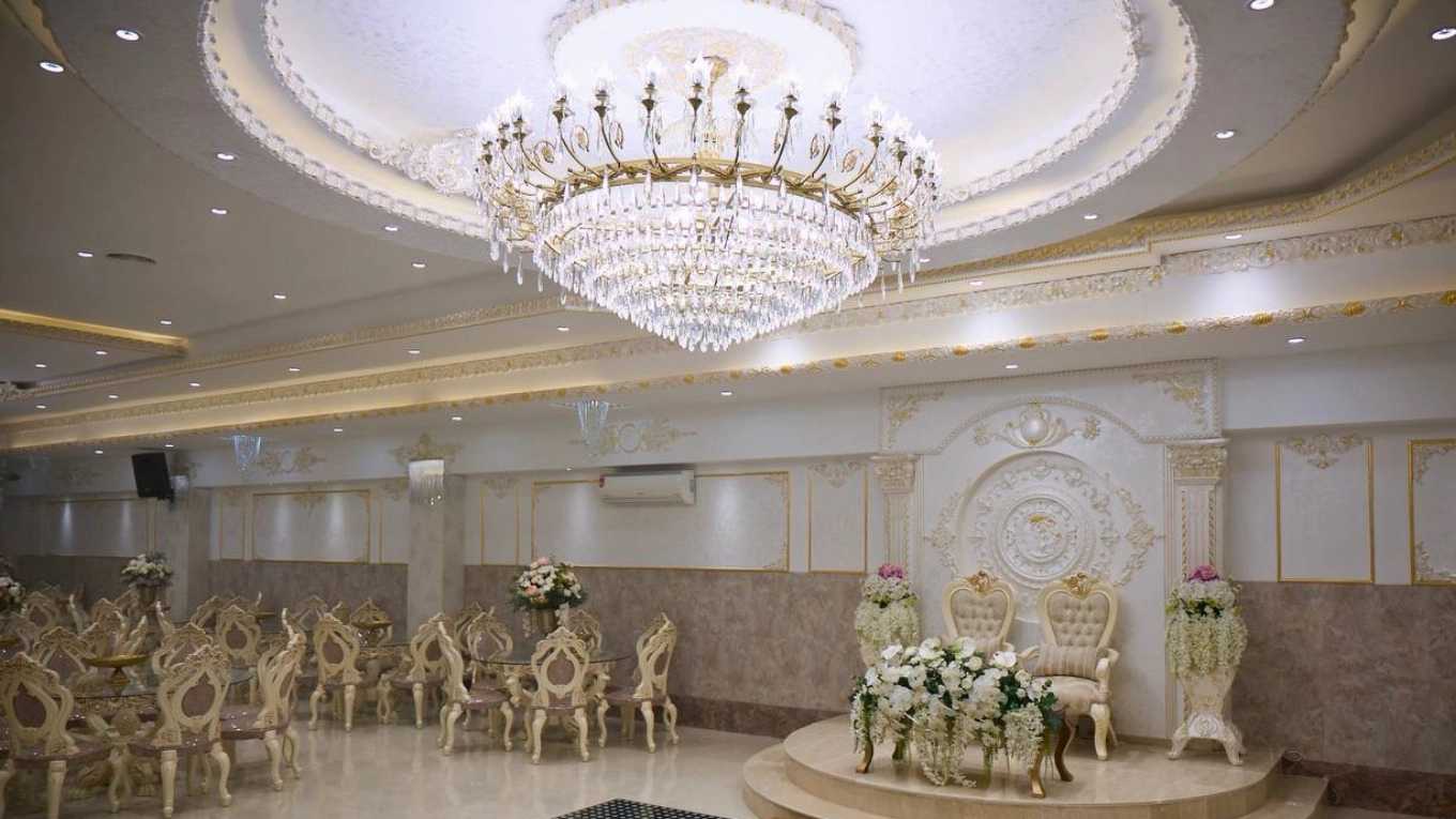 Tebriz'deki Kızıl Alma restoran salonu