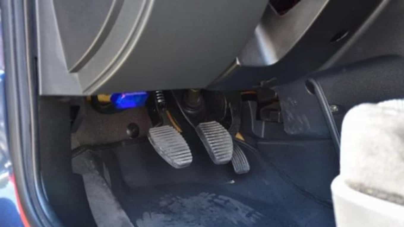 Common mistakes for placing feet on car pedals