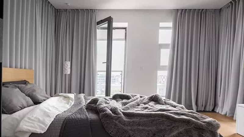 What material and color should the bedroom curtain be?