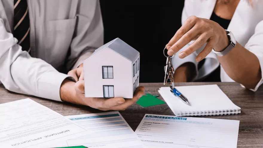 یک مشاور املاک چه خدماتی را انجام می‌دهد؟
