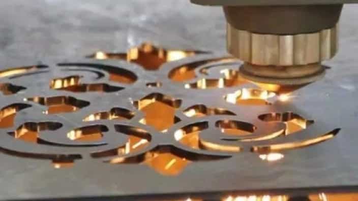 قطع المعادن بالليزر