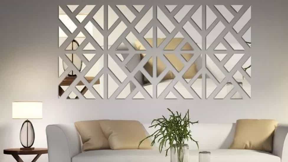 The use of mirrors in the interior decoration of the house