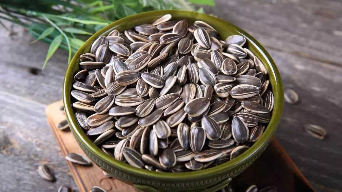 تخمه خام مصرف کنیم یا بو داده؟