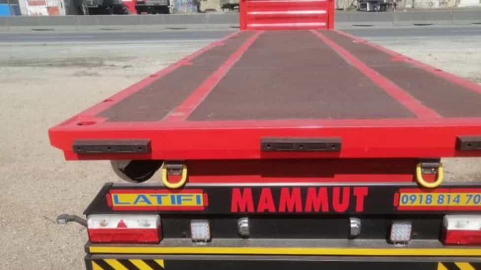 Kargo taşımak için düz platformlu römork uygulaması
