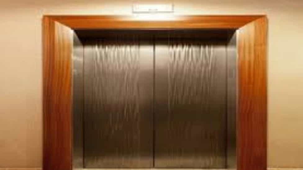Types of doors in the elevator