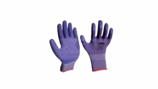 The use of gloves and helmets in work clothes