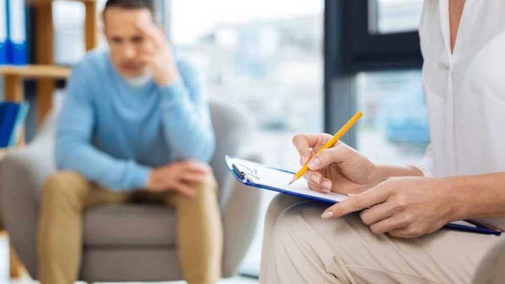 روان درمانی چیست؟ روان درمانگر کیست؟ هرآنچه باید درباره آن بدانید