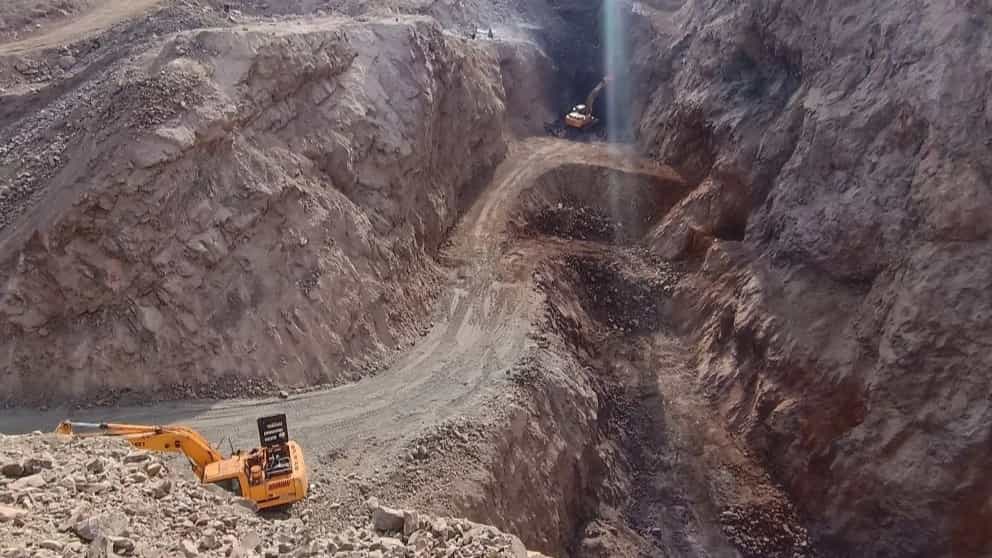 Implementation of mining projects and mineral extraction of Royan Vatheq Sharq in Shahrood