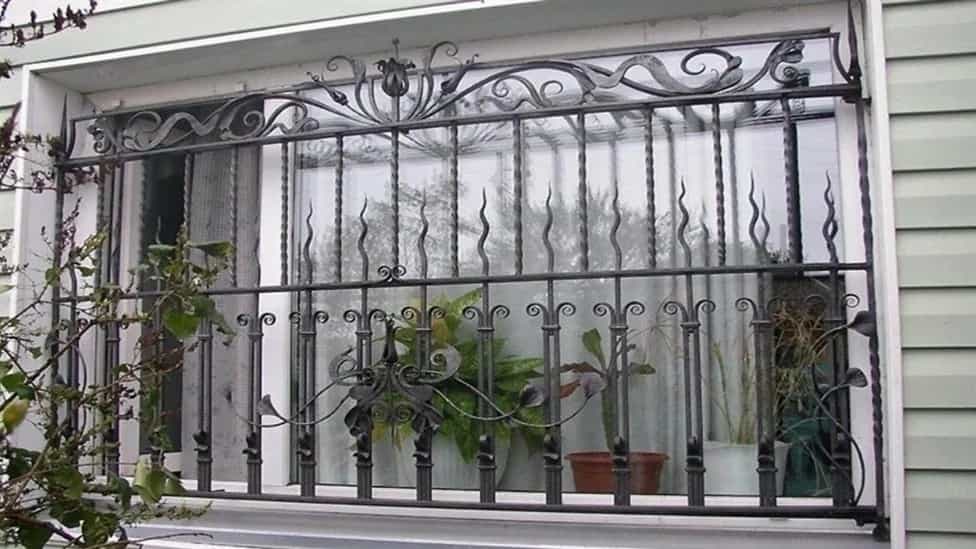 What is the advantage of using iron windows in the building?
