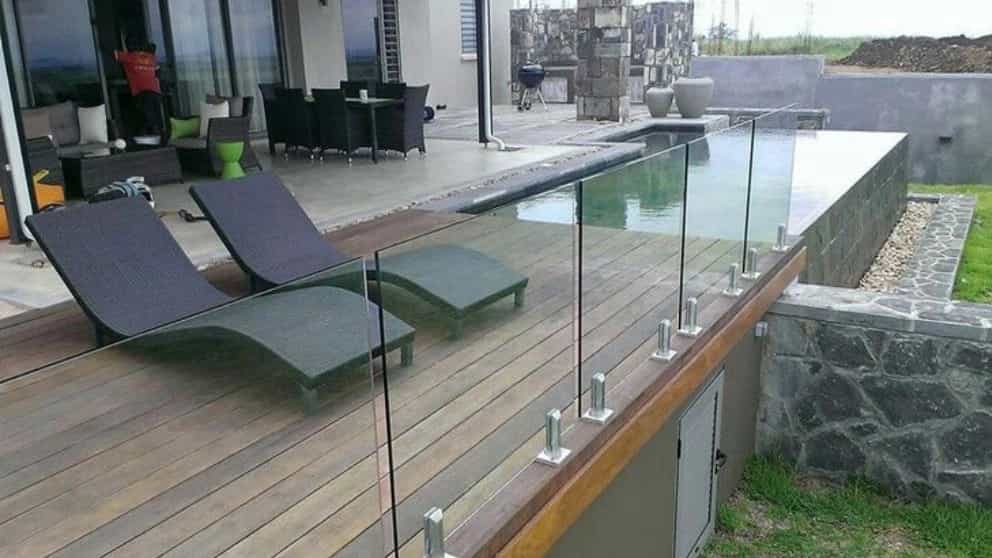 What is a glass fence and what are its advantages?