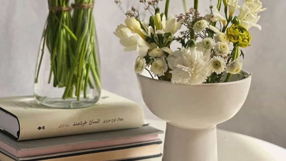 مزهرية سيراميك مع قاعدة