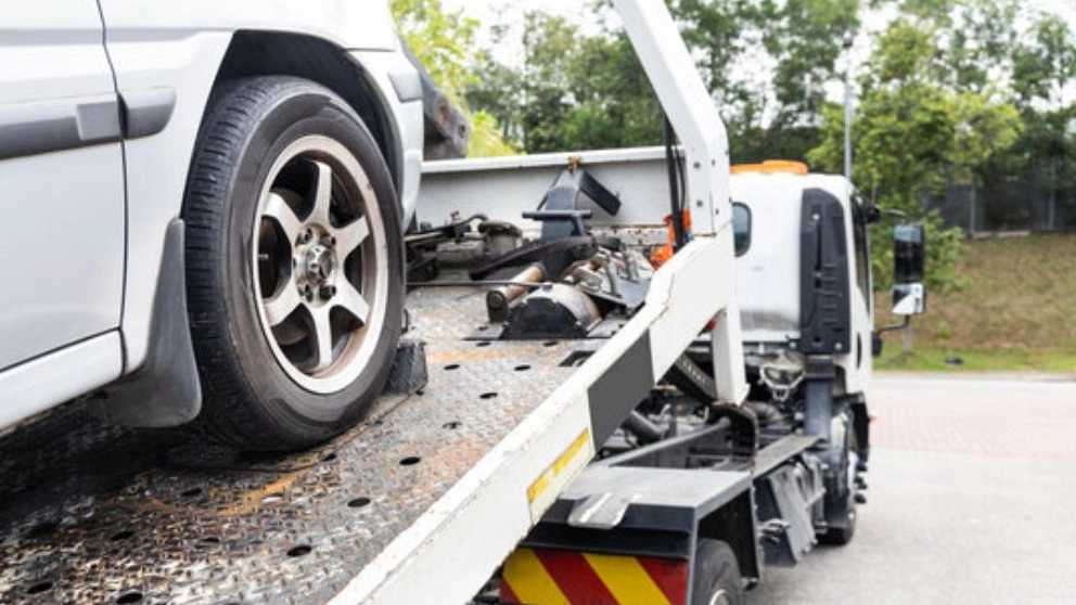Nissan Asgari crane truck, car rescue in Durood Lorestan