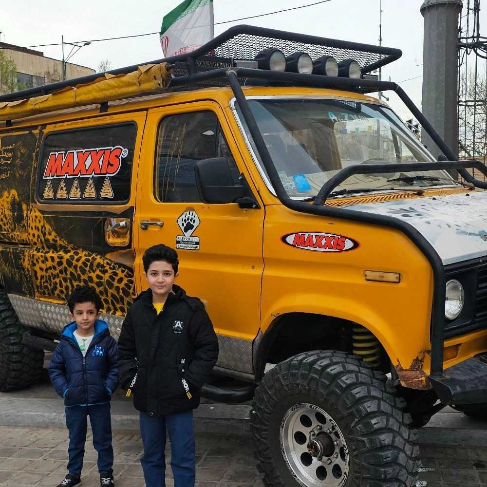 حضور امداد خودرو قزوین نماینده کانون جهانگردی و اتومبیلرانی در اولین نمایشگاه خودرو های کلاسیک استان قزوین