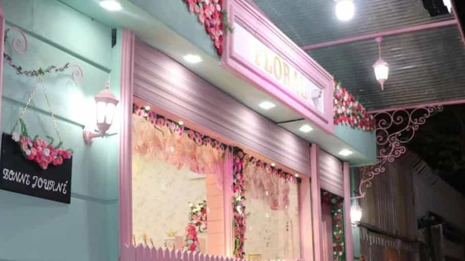 Şiraz'daki Pembe Çiçekli Kafe